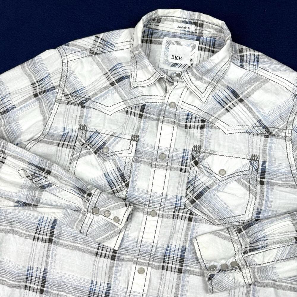 BKE Pearl Snap Shirt Mens M White Blue Plaid Western Cut Cowboy Flap Pockets